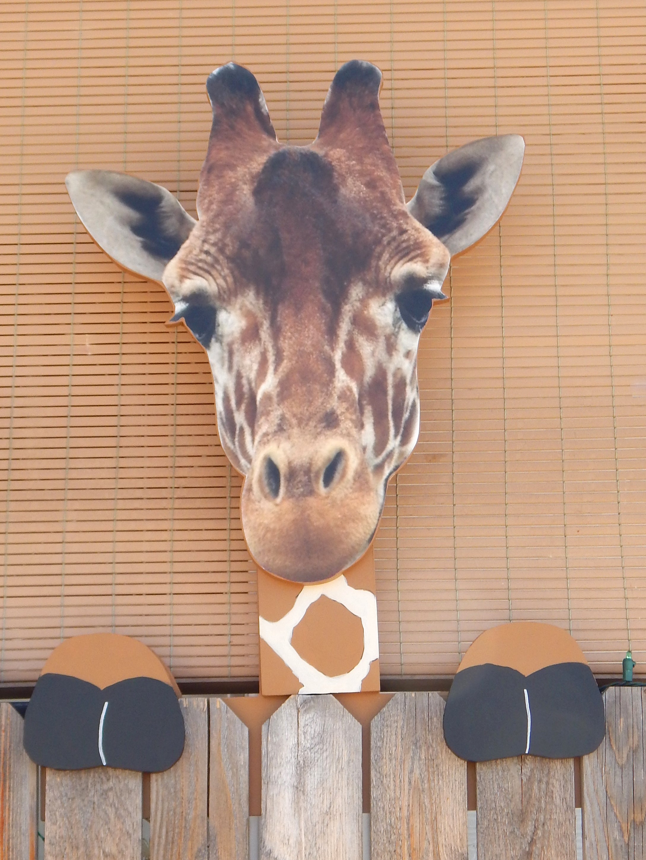 Giraffe Picture Peeker Fence Topper Decorative Sign 27 x 19 inches